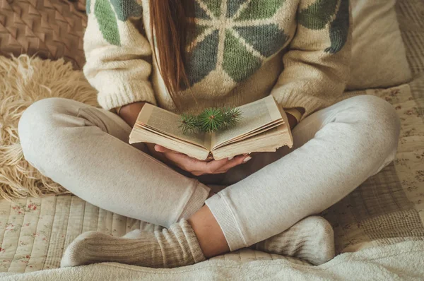 Gezellige huis. Mooi meisje is het lezen van een boek op het bed. Goedemorgen met thee. Mooie jonge meisje ontspannen. Het concept van de lezing — Stockfoto