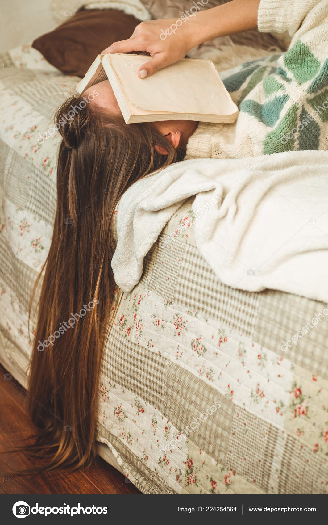 Mulher bonita dormindo na cama com livro cobrindo seu rosto porque ler livro  com preparação exame de faculdade — Foto © Nastyaofly #224254564, image size:1063x1700