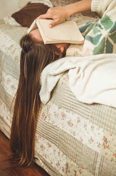 Mulher bonita dormindo na cama com livro cobrindo seu rosto porque ler livro com preparação exame de faculdade — Fotografia de Stock