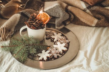 koniler ile Kupası ve maytap, köknar dalı, Noel kurabiyeleri portakallı kuru, örgü battaniye, yeni yıl, yılbaşı natürmort rahat.