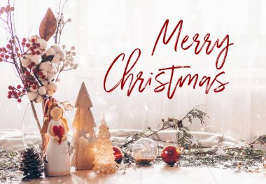 Kartpostal neşeli Noel için hazır. Noel şenlikli dekor natürmort ahşap arka plan, ev konfor ve tatil kavramı üzerinde