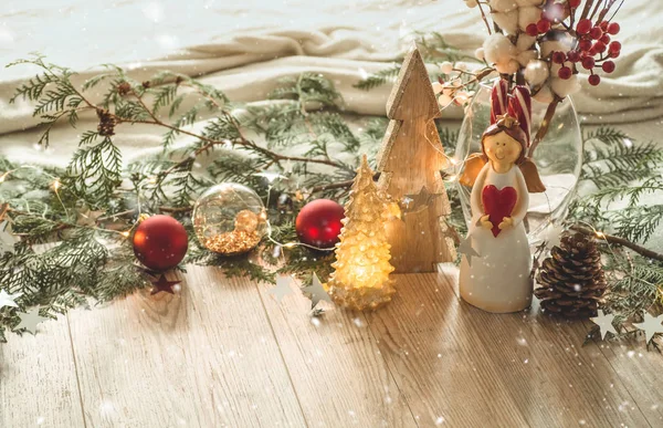 Natale decorazione festiva natura morta su sfondo di legno, concetto di comfort domestico e vacanza — Foto Stock