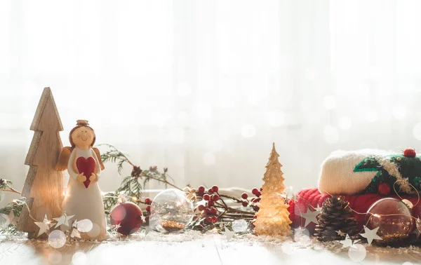 Natale decorazione festiva natura morta su sfondo di legno, concetto di comfort domestico e vacanza — Foto Stock