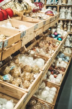Satılık Noel oyuncaklar süpermarket. Süpermarket raflarında Noel ağacı için farklı renkteki topları. 
