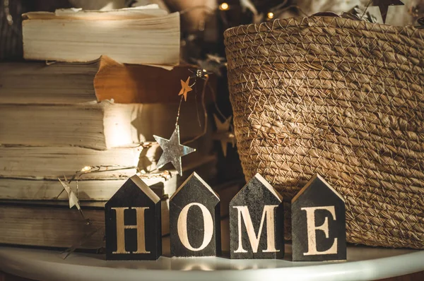 Domácí dekorace dřevěné pozadí dopis s nápisem domů. Vánoční ozdoby a sněhu. Zimní čtení — Stock fotografie