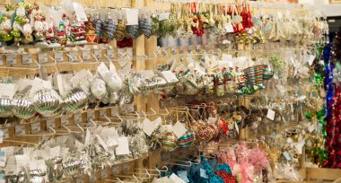 Satılık Noel oyuncaklar süpermarket. Süpermarket raflarında Noel ağacı için farklı renkteki topları. 