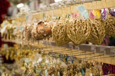 Satılık Noel oyuncaklar süpermarket. Süpermarket raflarında Noel ağacı için farklı renkteki topları. 