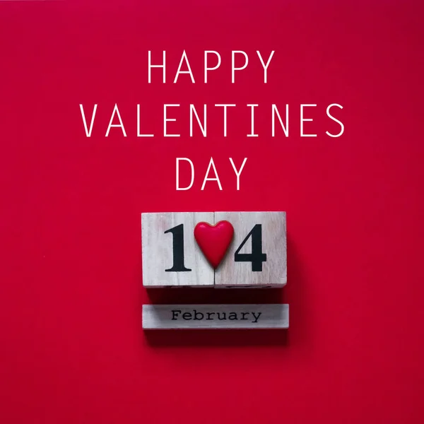 14 lutego. Czerwone tło z drewnianymi kalendarza. Pomysł na Walentynki. Walentynki-dzień karta koncepcja. — Zdjęcie stockowe