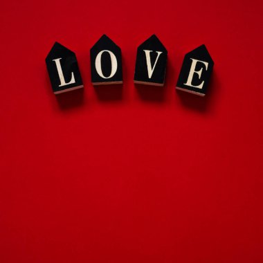 Kırmızı arka plan metin aşk ile. Sevgililer günü kavramı. Sevgililer günü kart kavramı. 