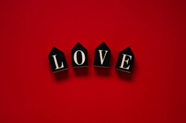 Kırmızı arka plan metin aşk ile. Sevgililer günü kavramı. Sevgililer günü kart kavramı. 