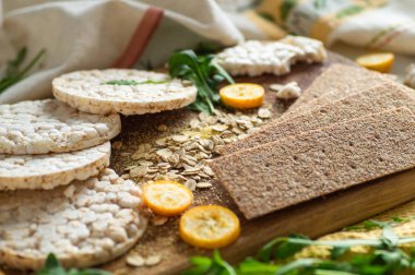 Yuvarlak gevrek pirinç kraker ve çavdar kraker whith Kamkat. Diyet kavramı ve sağlıklı vejetaryen yiyecekler. 