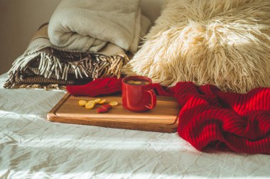 Kırmızı fincan çay Kamkat ve beyaz bir yatakta iki kalp Çerezler ile. Cozy Home. Sevgililer günü kavramı