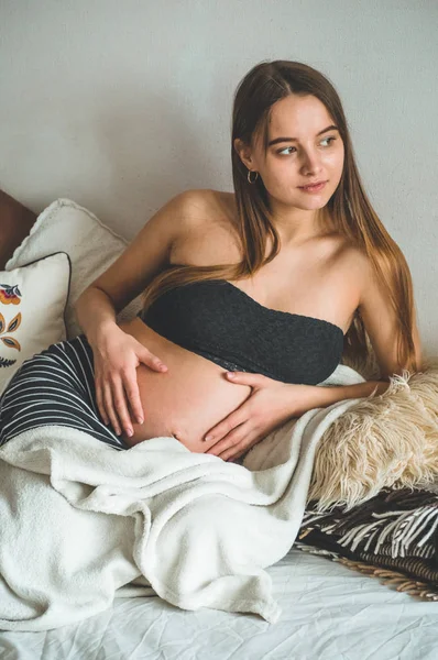 Atractiva Mujer Embarazada Está Sentada Cama Sosteniendo Vientre Últimos Meses — Foto de Stock