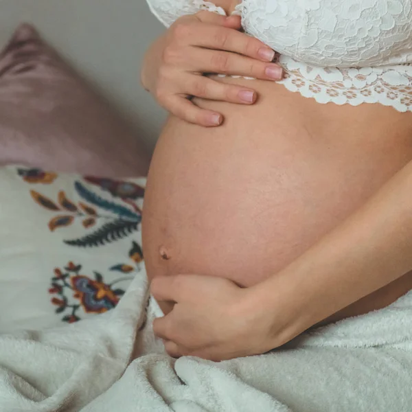 Atractiva Mujer Embarazada Está Sentada Cama Sosteniendo Vientre Últimos Meses — Foto de Stock