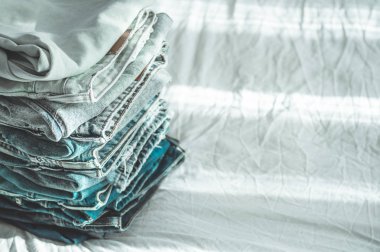 Kot arka plan. Hafif bir arka plan üzerinde kot pantolon. Güzel mavi jeans detayını. Kot doku veya kot arka plan. Mavi kot kot