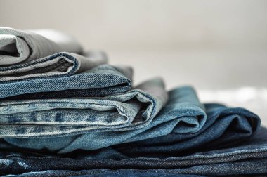 Kot arka plan. Hafif bir arka plan üzerinde kot pantolon. Güzel mavi jeans detayını. Kot doku veya kot arka plan. Mavi kot kot