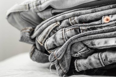 Kot arka plan. Hafif bir arka plan üzerinde kot pantolon. Güzel mavi jeans detayını. Kot doku veya kot arka plan. Mavi kot kot