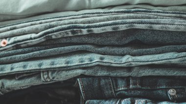 Kot arka plan. Hafif bir arka plan üzerinde kot pantolon. Güzel mavi jeans detayını. Kot doku veya kot arka plan. Mavi kot kot