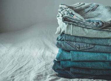 Kot arka plan. Hafif bir arka plan üzerinde kot pantolon. Güzel mavi jeans detayını. Kot doku veya kot arka plan. Mavi kot kot