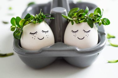 Mutlu paskalya kartı. Bahar çelenk kopya alanı için metin ile boyalı yüzüne şirin Paskalya yumurta. Mutlu Paskalya