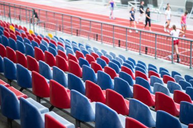 Kırmızı koltuk stadyumda. Futbol stadyumu boş koltuk