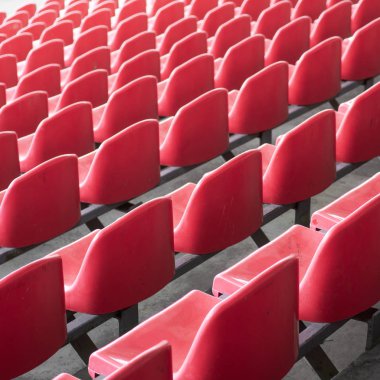 Kırmızı koltuk stadyumda. Futbol stadyumu boş koltuk