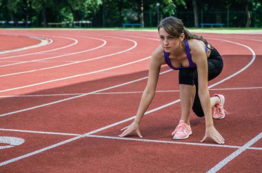 Fitness spor kız moda spor sokak, açık spor, kentsel tarzı yoga fitness egzersiz yapıyor. Sağlıklı yaşam konsepti