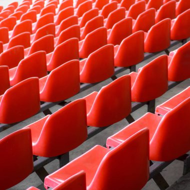 Kırmızı koltuk stadyumda. Futbol stadyumu boş koltuk