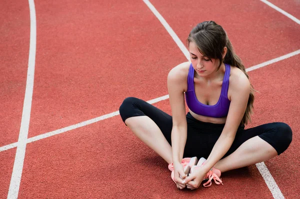 Gadis olahraga kebugaran dalam pakaian olahraga melakukan latihan kebugaran yoga di jalan, olahraga luar ruangan, gaya perkotaan. Konsep gaya hidup sehat — Stok Foto