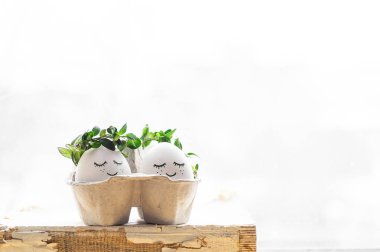 Mutlu paskalya kartı. Bahar çelenk kopya alanı için metin ile boyalı yüzüne şirin Paskalya yumurta. Mutlu Paskalya