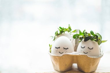 Mutlu paskalya kartı. Bahar çelenk kopya alanı için metin ile boyalı yüzüne şirin Paskalya yumurta. Mutlu Paskalya