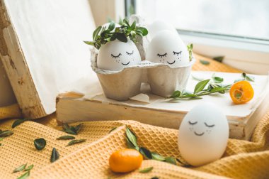 Mutlu paskalya kartı. Bahar çelenk Kamkat ile boyalı yüzüne şirin Paskalya yumurta. Mutlu Paskalya