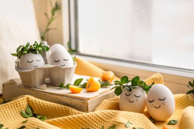 Mutlu paskalya kartı. Bir bahar çelenk, fincan çay Kamkat ile boyalı yüzüne şirin Paskalya yumurta. Mutlu Paskalya