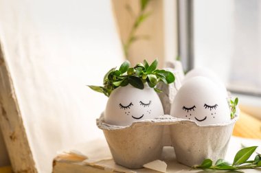 Mutlu paskalya kartı. Bahar çelenk kopya alanı için metin ile boyalı yüzüne şirin Paskalya yumurta. Mutlu Paskalya