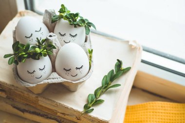 Mutlu paskalya kartı. Bahar çelenk kopya alanı için metin ile boyalı yüzüne şirin Paskalya yumurta. Mutlu Paskalya