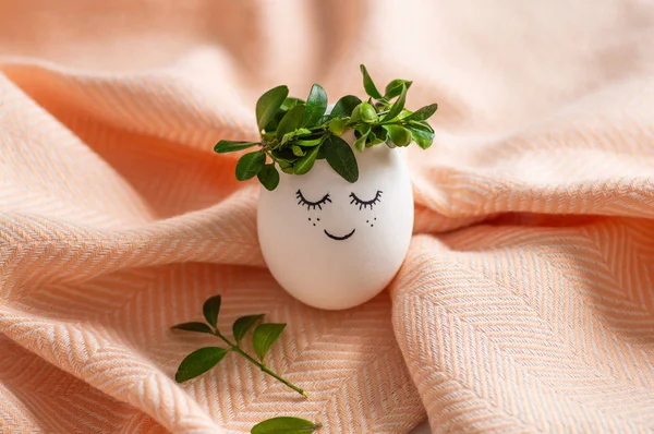 Mutlu paskalya kartı. Bahar çelenk kopya alanı için metin ile boyalı bir yüz ile şirin Paskalya yumurtası. Mutlu Paskalya