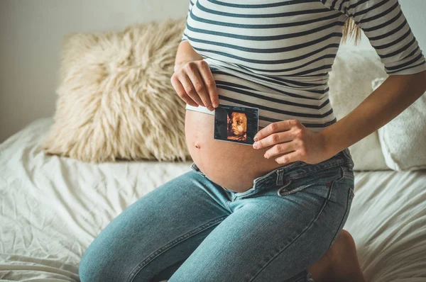 超音波画像を保持している妊娠中の女性. — ストック写真