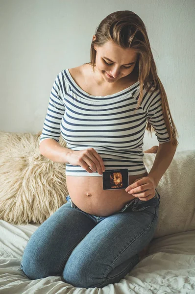 Mulher grávida segurando imagem de ultra-som . — Fotografia de Stock