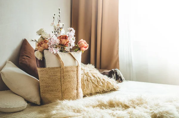 Una gran cantidad de almohadas acogedoras decorativas y la inscripción HOME — Foto de Stock