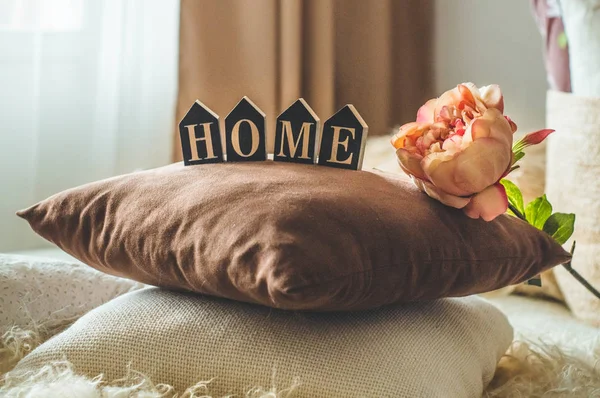 Una gran cantidad de almohadas acogedoras decorativas y la inscripción HOME — Foto de Stock