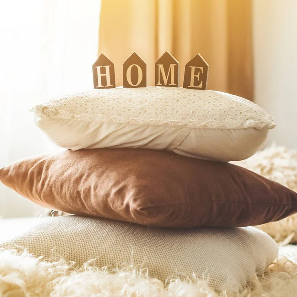 Un sacco di cuscini decorativi accoglienti e l'iscrizione HOME — Foto Stock