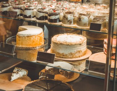 Samimi bir kafe penceresindeki birçok lezzetli kek. Lezzetli tatlılar.