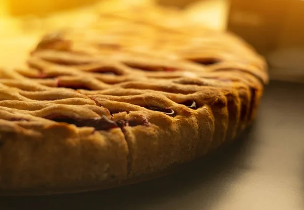 Glas-venster in de koffieshop met stukken van smakelijke vruchten taart. Lekker snoep — Stockfoto