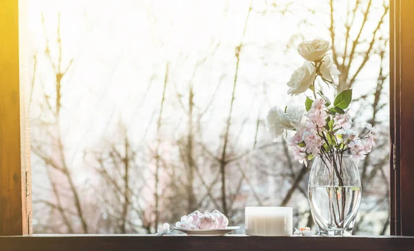 Rahat bahar hala hayat: pembe bir marshmallow ile Vintage pencere çiçekler bahar buket ile sıcak çay bardağı — Stok fotoğraf