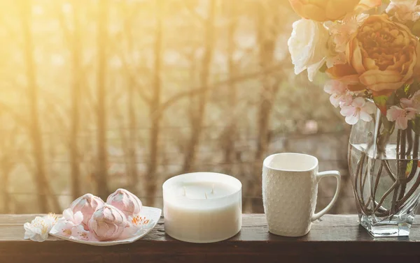 舒适的春天静物: 一杯热茶, 一杯春天的鲜花, 在复古的窗台上, 带着粉红色的棉花糖 — 图库照片