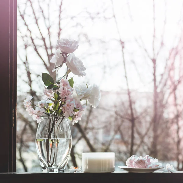 居心地の良い春の静物: ピンクのマシュマロでヴィンテージの窓辺に花の春の花束と熱いお茶のカップ — ストック写真