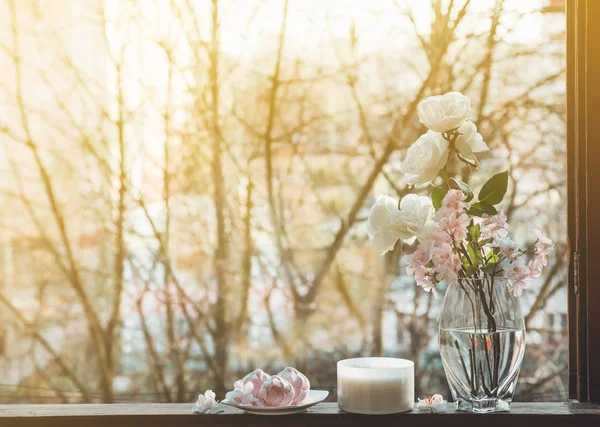 Gezellige lente Stilleven: kop warme thee met lente boeket bloemen op vintage Sill met een roze marshmallow — Stockfoto