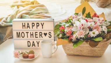 Mutlu anneler günü. Masada sıcak çay ile çiçek güzel bir buket