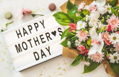 Mutlu anneler günü. Masada sıcak çay ile çiçek güzel bir buket