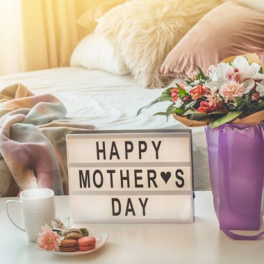 Mutlu anneler günü. Masada sıcak çay ile çiçek güzel bir buket